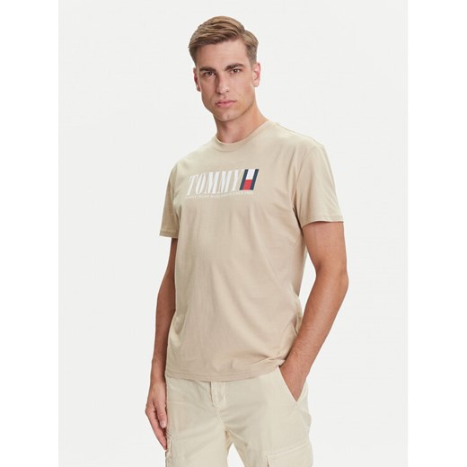 Tommy Jeans T-Shirt Dna Flag DM0DM21941 Beżowy Regular Fit ze sklepu MODIVO w kategorii T-shirty męskie - zdjęcie 184672722