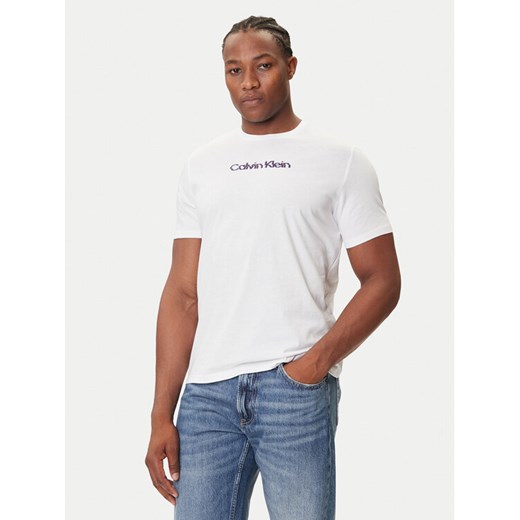 Calvin Klein Jeans T-Shirt Glitched Logo LV04RC858G Biały Regular Fit ze sklepu MODIVO w kategorii T-shirty męskie - zdjęcie 184672770