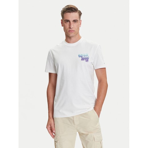 Tommy Jeans T-Shirt Stack Backprint DM0DM21589 Biały Regular Fit ze sklepu MODIVO w kategorii T-shirty męskie - zdjęcie 184672781