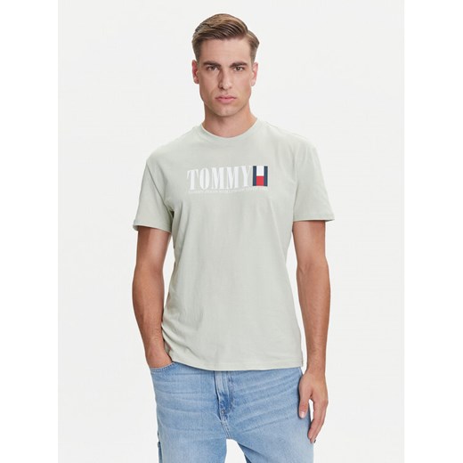 Tommy Jeans T-Shirt Dna Flag DM0DM21941 Zielony Regular Fit ze sklepu MODIVO w kategorii T-shirty męskie - zdjęcie 184672790