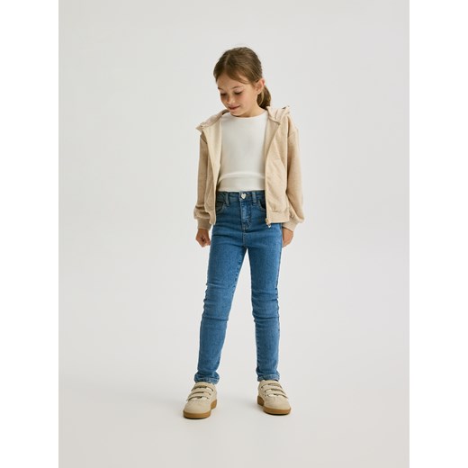 Reserved - Jeansy slim fit z guzikiem w serce - niebieski ze sklepu Reserved w kategorii Spodnie dziewczęce - zdjęcie 184674304