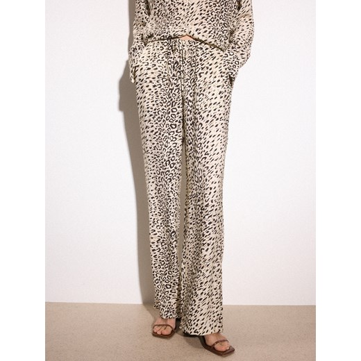 Mohito - Spodnie ze zwierzęcym printem - kremowy ze sklepu Mohito w kategorii Spodnie damskie - zdjęcie 184676650