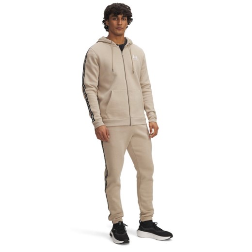 Męskie spodnie dresowe Under Armour UA Icon Fleece Jogger Taping - beżowe ze sklepu Sportstylestory.com w kategorii Spodnie męskie - zdjęcie 184680523