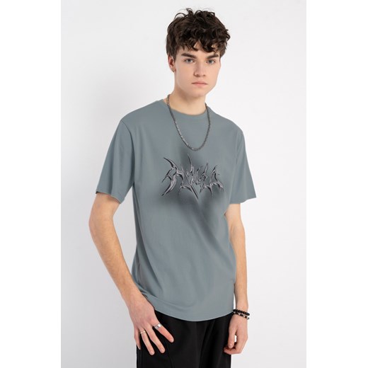 Jasnoniebieski t-shirt z autorską grafiką z przodu, rozmiar - 170, kolor - niebieski ze sklepu REPORTER w kategorii T-shirty chłopięce - zdjęcie 184687490