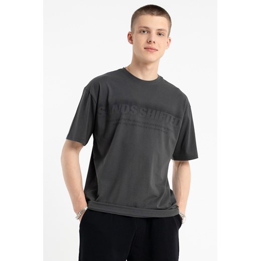 Grafitowy t-shirt z autorską grafiką z przodu, rozmiar - 170, kolor - ciemny szary ze sklepu REPORTER w kategorii T-shirty chłopięce - zdjęcie 184687501