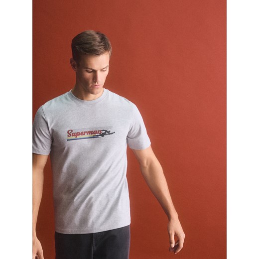 Reserved - T-shirt regular fit SUPERMAN™ - jasnoszary ze sklepu Reserved w kategorii T-shirty męskie - zdjęcie 184697424