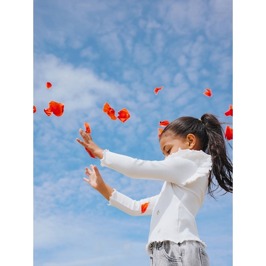 Reserved - Prążkowana bluzka z haftem - złamana biel ze sklepu Reserved w kategorii Bluzki dziewczęce - zdjęcie 184698430