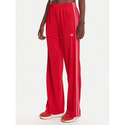 adidas Spodnie dresowe adicolor Classic Firebird JW1225 Czerwony Loose Fit ze sklepu MODIVO w kategorii Spodnie damskie - zdjęcie 184706854