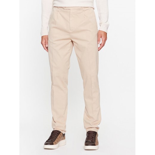 Guess Spodnie materiałowe Noah M3BB27 WFPMA Beżowy Slim Fit ze sklepu MODIVO w kategorii Spodnie męskie - zdjęcie 184714491
