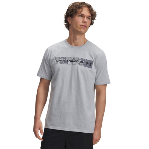 Męski t-shirt z nadrukiem Under Armour UA Camo Chest Stripe SS - szary ze sklepu Sportstylestory.com w kategorii T-shirty męskie - zdjęcie 184721911