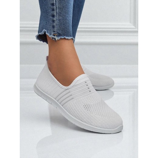 Damskie białe slip-ony Tkanina Callisto – lekkie buty na wiosnę i lato ze sklepu royalfashion.pl w kategorii Półbuty damskie - zdjęcie 184737731