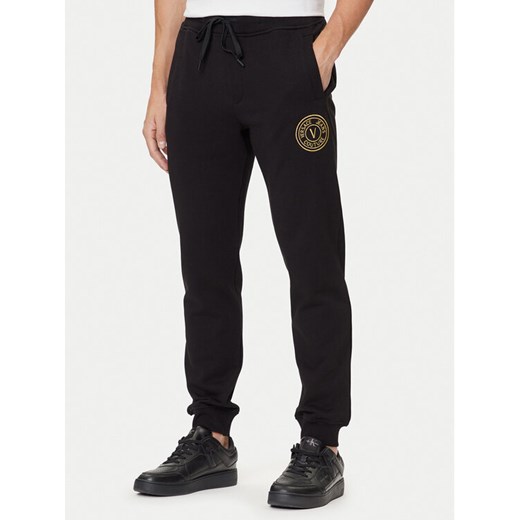 Versace Jeans Couture Spodnie dresowe 79GAAT00 CF01T Czarny Regular Fit ze sklepu MODIVO w kategorii Spodnie męskie - zdjęcie 184738914