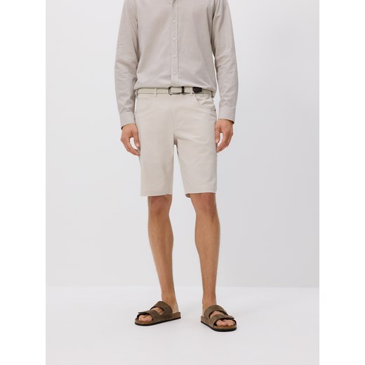 Reserved - Szorty carrot regular z paskiem - beżowy ze sklepu Reserved w kategorii Spodenki męskie - zdjęcie 184745161
