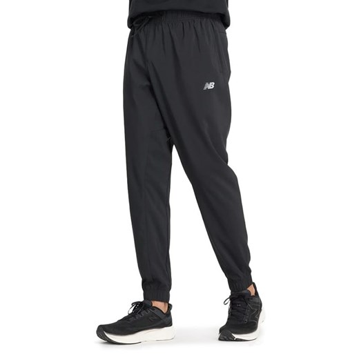 Spodnie męskie New Balance MP41011BK - czarne ze sklepu streetstyle24.pl w kategorii Spodnie męskie - zdjęcie 184758574