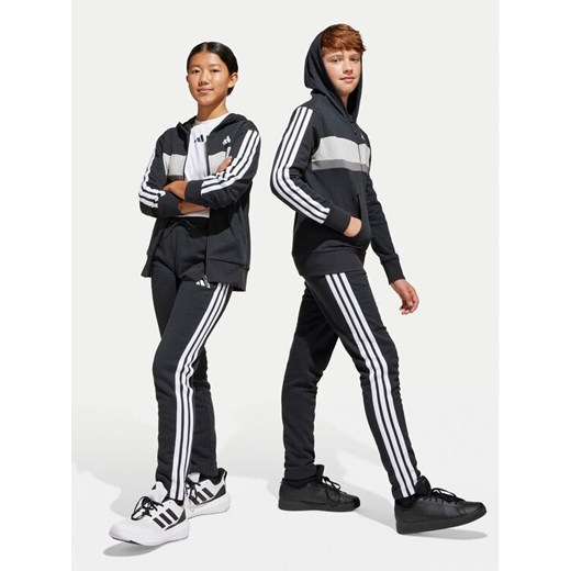 adidas Dres Seasonal Essentials Tiberio 3-Stripes JC7520 Czarny Regular Fit ze sklepu MODIVO w kategorii Dresy chłopięce - zdjęcie 184769892