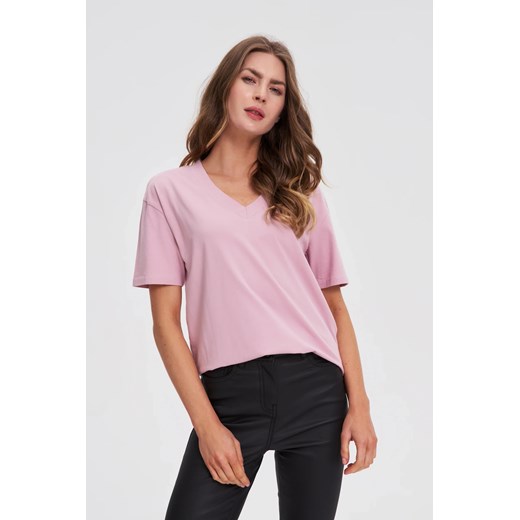 T-shirt z dekoltem w serek różowy ze sklepu Moodo.pl w kategorii Bluzki damskie - zdjęcie 184776614