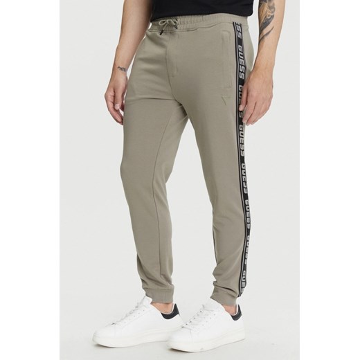 GUESS Zielone męskie spodnie dresowe z lampasami New Arlo, Rozmiar S ze sklepu outfit.pl w kategorii Spodnie męskie - zdjęcie 184777183