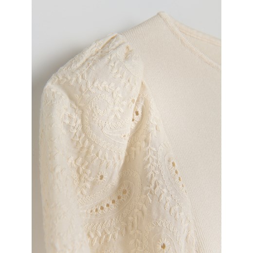 Reserved - Sweter z ozdobnym rękawem - kremowy Reserved L Reserved