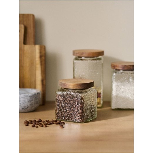 Sinsay - Słoik z drewnianą pokrywką - biały - id: 609FP-00X - marki Sinsay - 184778733 Sinsay - Słoik z drewnianą pokrywką - biały ze sklepu Sinsay w kategorii Pojemniki kuchenne - zdjęcie 184778733