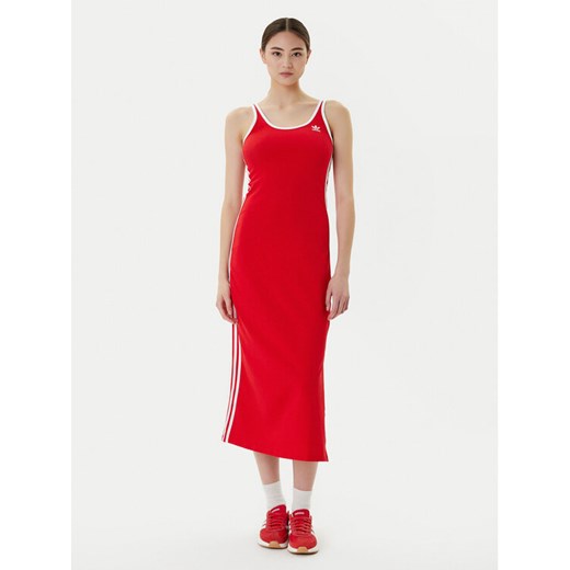 adidas Sukienka codzienna adicolor 3-Stripes JD4620 Czerwony Slim Fit ze sklepu MODIVO w kategorii Sukienki - zdjęcie 184787780