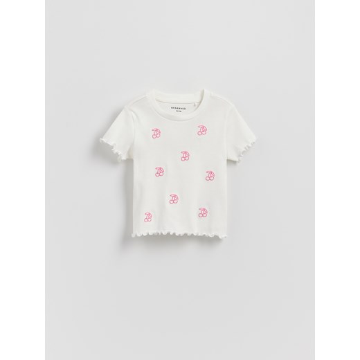 Reserved - Prążkowany t-shirt z haftem - złamana biel ze sklepu Reserved w kategorii Bluzki dziewczęce - zdjęcie 184791601