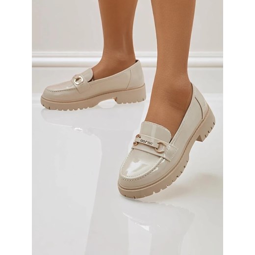 Beżowe loafersy damskie Adoria z ekologicznej skóry patentowej na wiosnę ze sklepu royalfashion.pl w kategorii Mokasyny damskie - zdjęcie 184794931