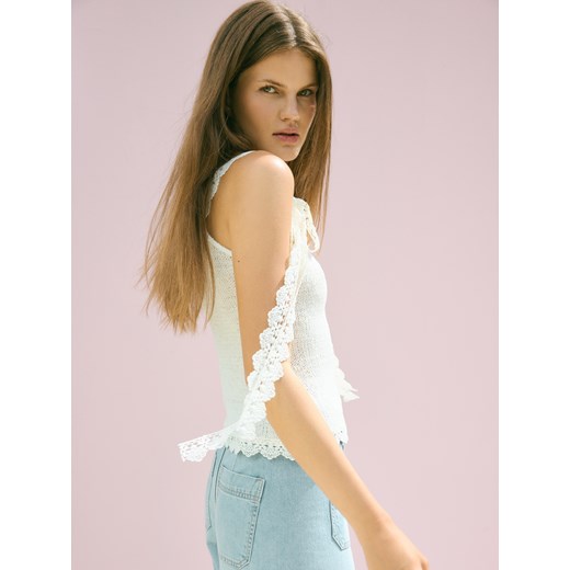 Reserved - Top z ozdobną koronką - kremowy ze sklepu Reserved w kategorii Bluzki damskie - zdjęcie 184795373