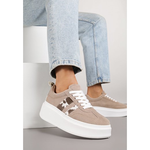 Ciemnobeżowe Sneakersy Kultowe Tenisówki na Platformie z Koturnem i Paskami Ozdobionymi Wzorem w Łaty Elisara ze sklepu born2be.pl w kategorii Buty sportowe damskie - zdjęcie 184795580