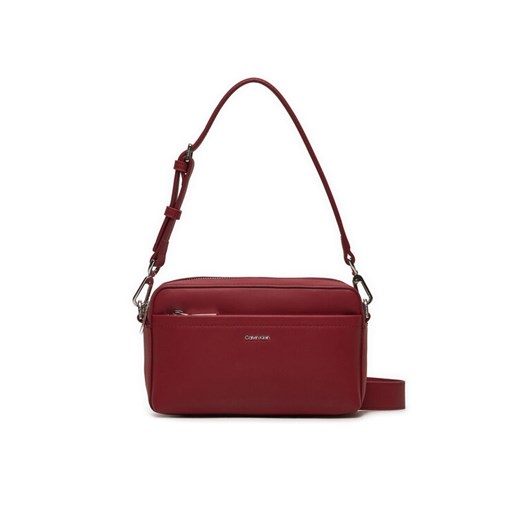 Torebka Calvin Klein Ck Must Convertible Camera Bag K60K612280 Bordowy ze sklepu eobuwie.pl w kategorii Listonoszki - zdjęcie 184799790