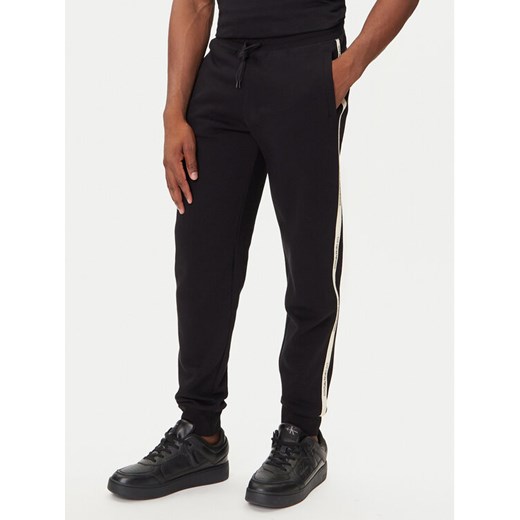 EA7 Emporio Armani Spodnie dresowe 7M000974 AF10377 UC001 Czarny Regular Fit ze sklepu MODIVO w kategorii Spodnie męskie - zdjęcie 184810991