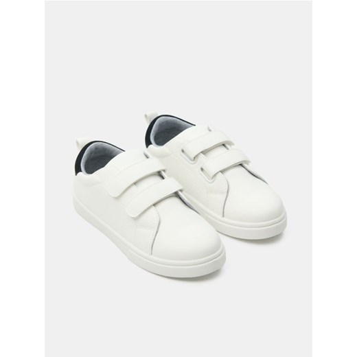 Sinsay - Klasyczne sneakersy na rzepy - biały ze sklepu Sinsay w kategorii Trampki dziecięce - zdjęcie 184815000