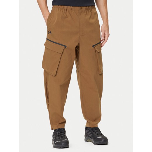 Under Armour Spodnie materiałowe Unstoppable 1388827 Brązowy Loose Fit ze sklepu MODIVO w kategorii Spodnie męskie - zdjęcie 184820131