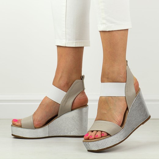 Beżowe skórzane Polskie sandały damskie na koturnie Deoni 1717 ze sklepu suzana.pl w kategorii Sandały damskie - zdjęcie 184829581