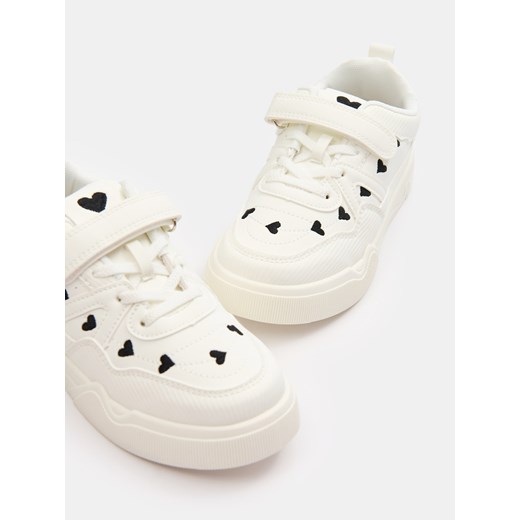 Sinsay - Sneakersy z haftem - biały Sinsay 27 Sinsay
