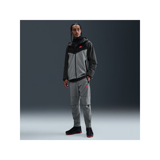 Męskie spodnie z tkaniny z luźnymi nogawkami Nike Tech - Szary ze sklepu Nike poland w kategorii Spodnie męskie - zdjęcie 184862711