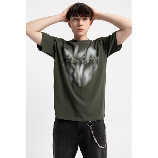 Ciemnozielony t-shirt z autorską grafiką z przodu, rozmiar - 146, kolor - ciemna zieleń ze sklepu REPORTER w kategorii T-shirty chłopięce - zdjęcie 184878972