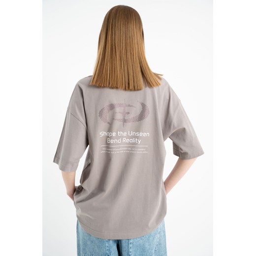 Beżowy t-shirt oversize z autorskimi grafikami ozdobiony dżetami, kolor - beżowy, rozmiar - 140 ze sklepu REPORTER w kategorii Bluzki dziewczęce - zdjęcie 184878983