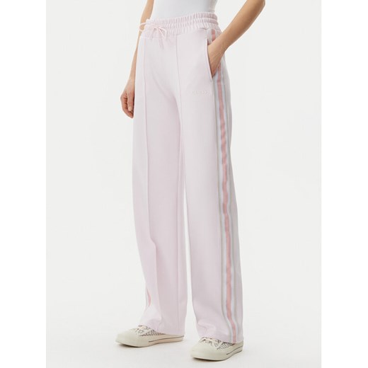 Guess Spodnie dresowe V5GB12 KCRU2 Różowy Regular Fit ze sklepu MODIVO w kategorii Spodnie damskie - zdjęcie 184888203