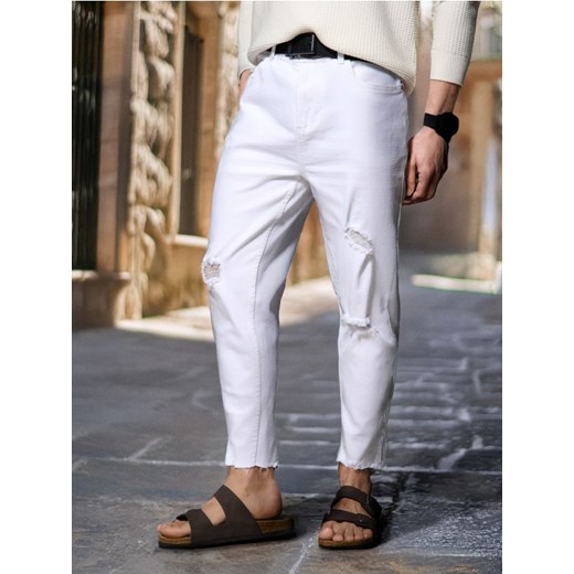 Sinsay - Jeansy carrot fit - biały ze sklepu Sinsay w kategorii Jeansy męskie - zdjęcie 184905343