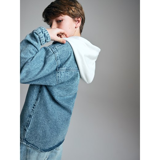 Reserved - Jeansowa koszula z kapturem - niebieski - id: 8968X-55J - marki Reserved - 184907613 Reserved - Jeansowa koszula z kapturem - niebieski ze sklepu Reserved w kategorii Koszule chłopięce - zdjęcie 184907613