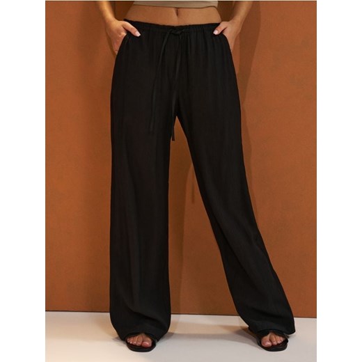 Sinsay - Spodnie z wiskozą wiązane w talii - czarny ze sklepu Sinsay w kategorii Spodnie damskie - zdjęcie 184915100