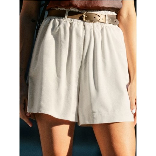 Sinsay - Szorty paperbag w stylu smart casual z paskiem - kremowy ze sklepu Sinsay w kategorii Szorty - zdjęcie 184923900