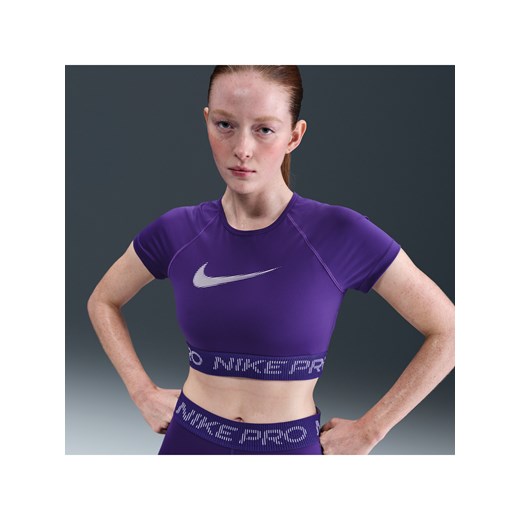 Damska koszulka o skróconym kroju z krótkim rękawem i grafiką Dri-FIT Nike Pro - Fiolet ze sklepu Nike poland w kategorii Bluzki damskie - zdjęcie 184925193