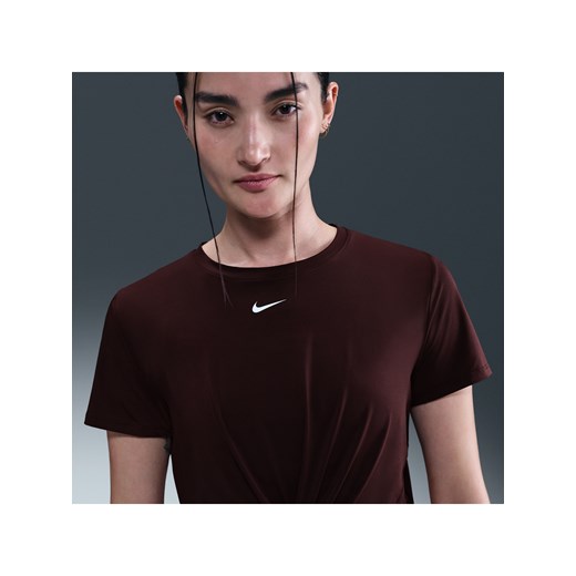Damska koszulka z krótkim rękawem Dri-FIT Twist Nike One Classic - Czerwony ze sklepu Nike poland w kategorii Bluzki damskie - zdjęcie 184925360