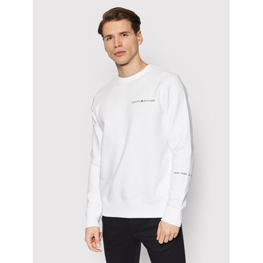 Tommy Hilfiger Bluza Multi Placement MW0MW22199 Biały Regular Fit ze sklepu MODIVO w kategorii Bluzy męskie - zdjęcie 184929291