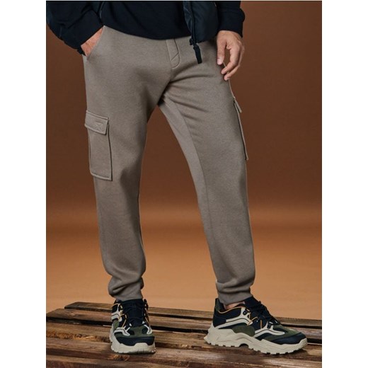 Sinsay - Spodnie tapered cargo fit - brązowy ze sklepu Sinsay w kategorii Spodnie męskie - zdjęcie 184934232
