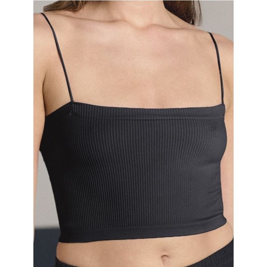 Sinsay - Prążkowany top na ramiączkach - czarny ze sklepu Sinsay w kategorii Bluzki damskie - zdjęcie 184934363