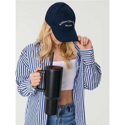 Sinsay - Czapka z daszkiem - granatowy Sinsay One Size promocyjna cena Sinsay