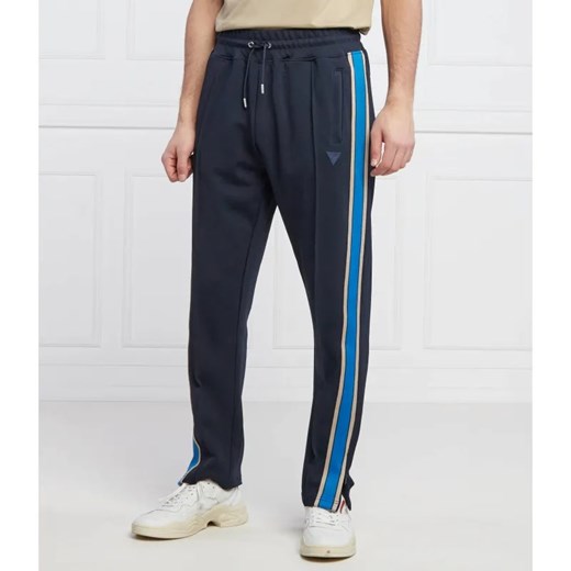 GUESS ACTIVE Spodnie dresowe MATTHEW | Regular Fit ze sklepu Gomez Fashion Store w kategorii Spodnie męskie - zdjęcie 184947464