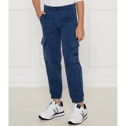 Tommy Hilfiger Spodnie VARSITY EMBR CARGO | Regular Fit ze sklepu Gomez Fashion Store w kategorii Spodnie chłopięce - zdjęcie 184947661